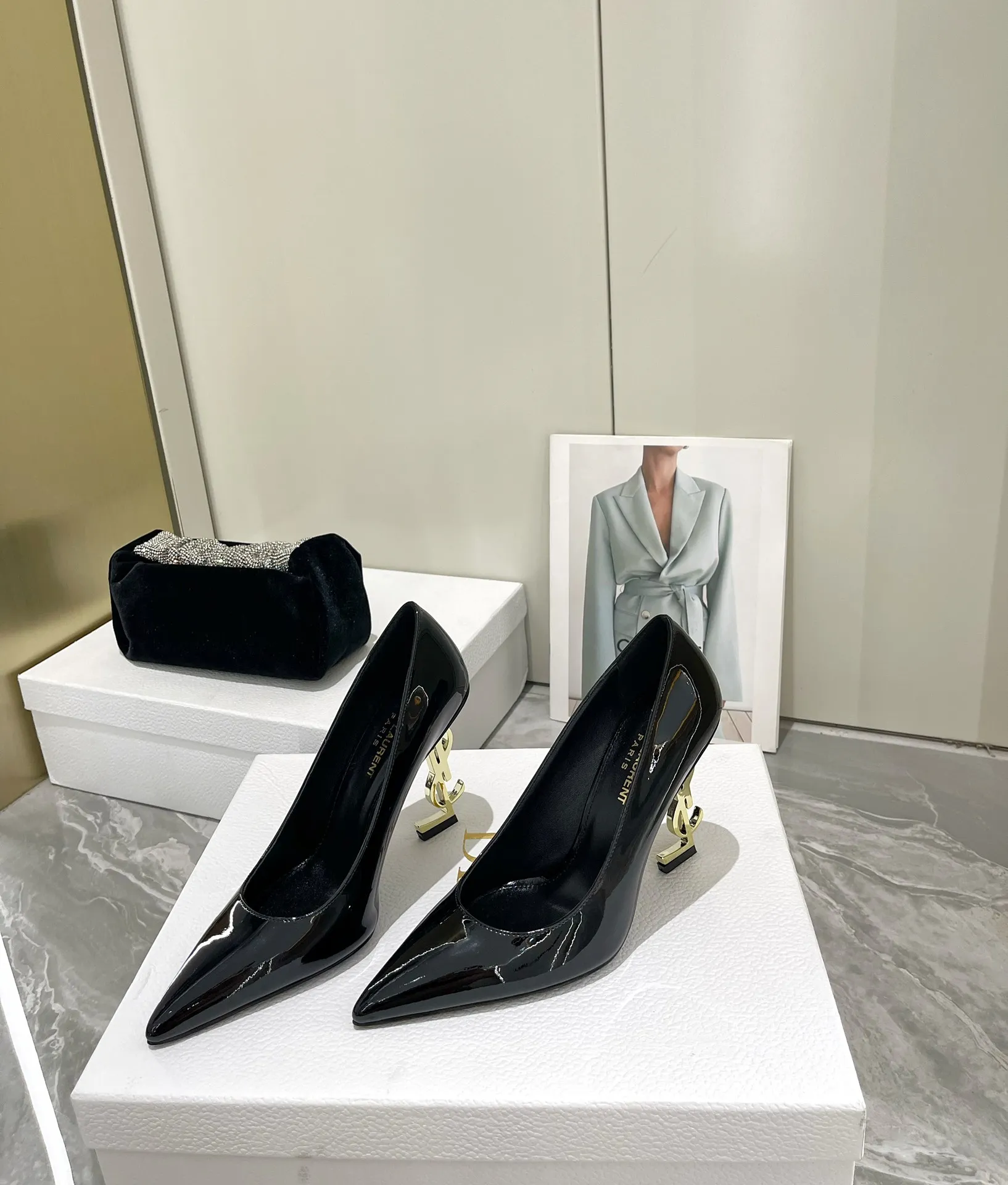 👟👟Ex-factory price 560👟👟 YSL Yves Saint Laurent’s fashionable logo and high heels are new✔️✔️✔️ Only YSL understands women’s hearts best! The exquisite shoe last and the original molded custom logo heel are also the biggest highlights of this pair of shoes! The upper is exquisite and high-end! Full of goddess style🥂 💙 Upper: imported calf leather, cow patent leather 💙 Lining: imported 🐑 sheep leather 💙 Sole: imported leather outsole 💙 Height: 9cm 💙 Color: black paint with gold, black leather with black 💙 Size: 35-39 💙 (Full package)